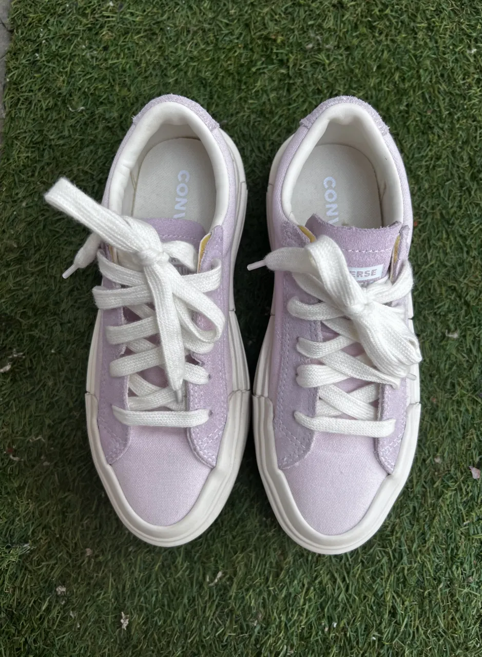 Zapatillas bajas de lona color lila con cordones blancos y suela blanca. Horma chica 