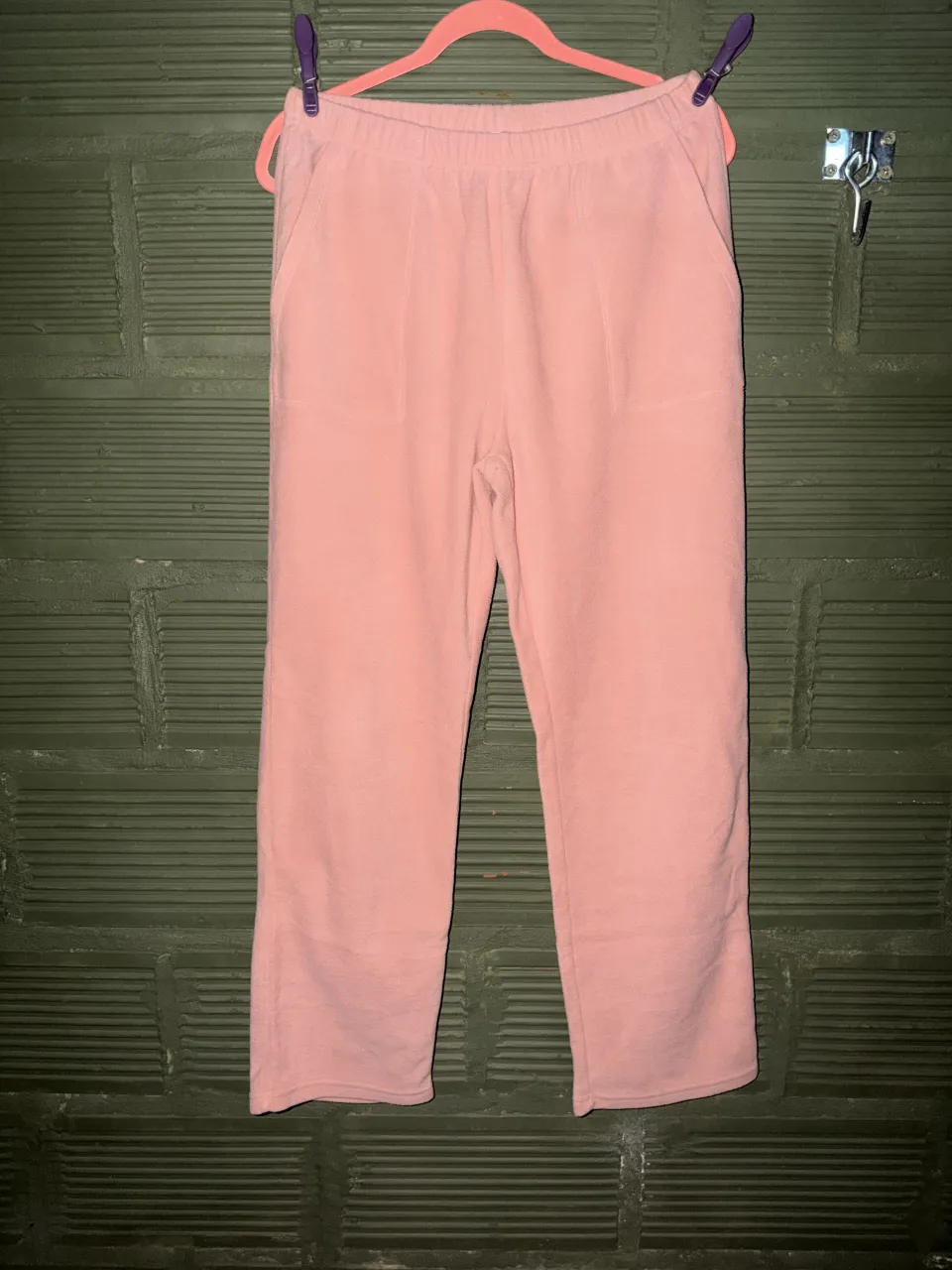 Pantalón de polar rosa con cintura elastizada y bolsillos laterales.