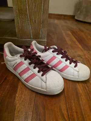 adidas · Talle AR 39