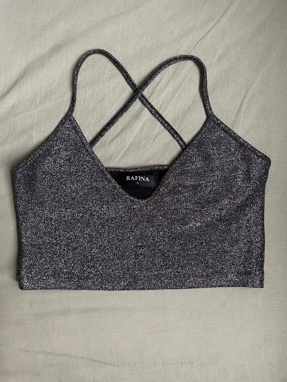 Top plateado con tiras cruzadas en la espalda. un solo uso 