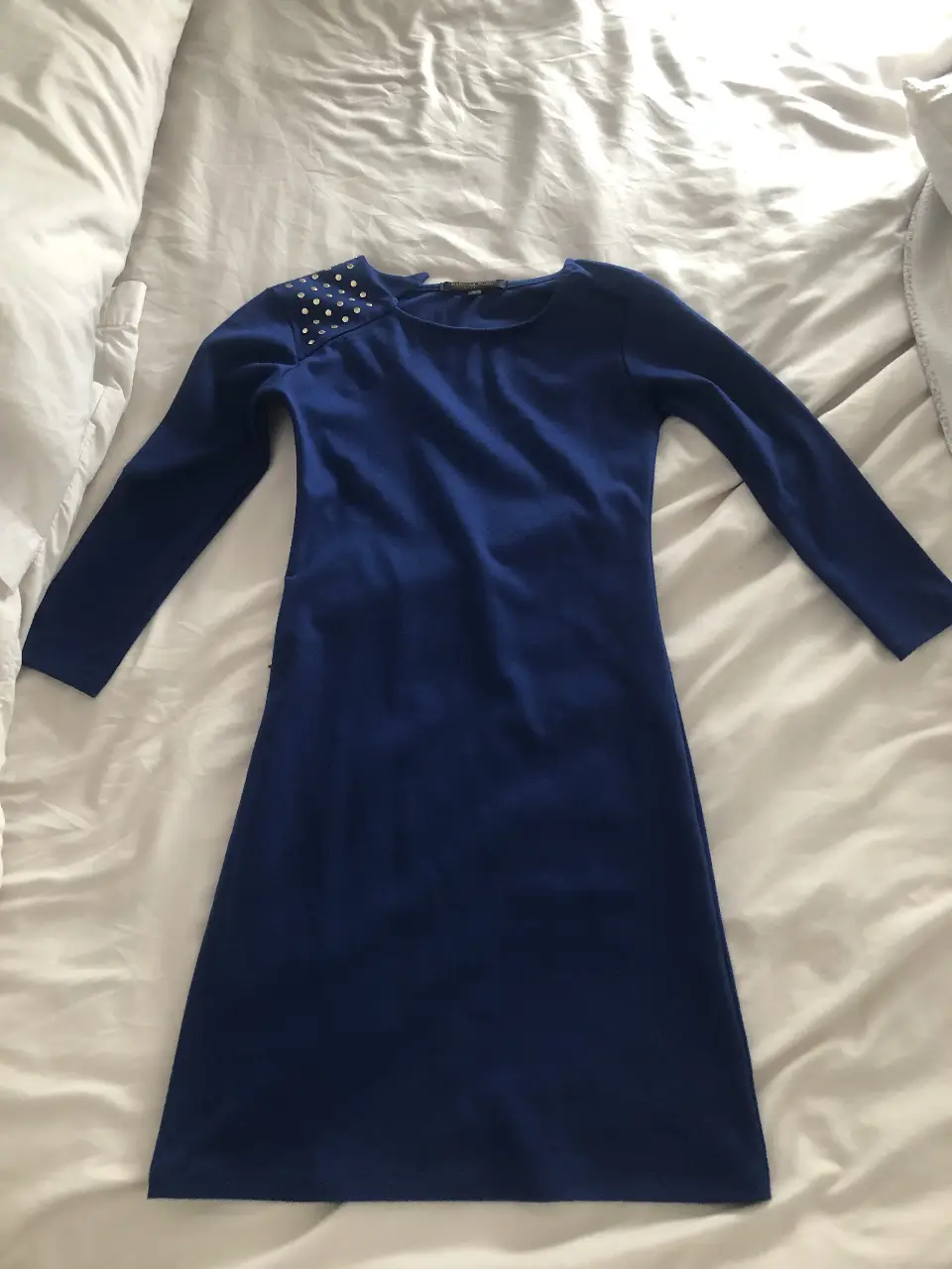 Vestido mini azul con detalles de brillos en el hombro. Ideal para una salida o fiesta.