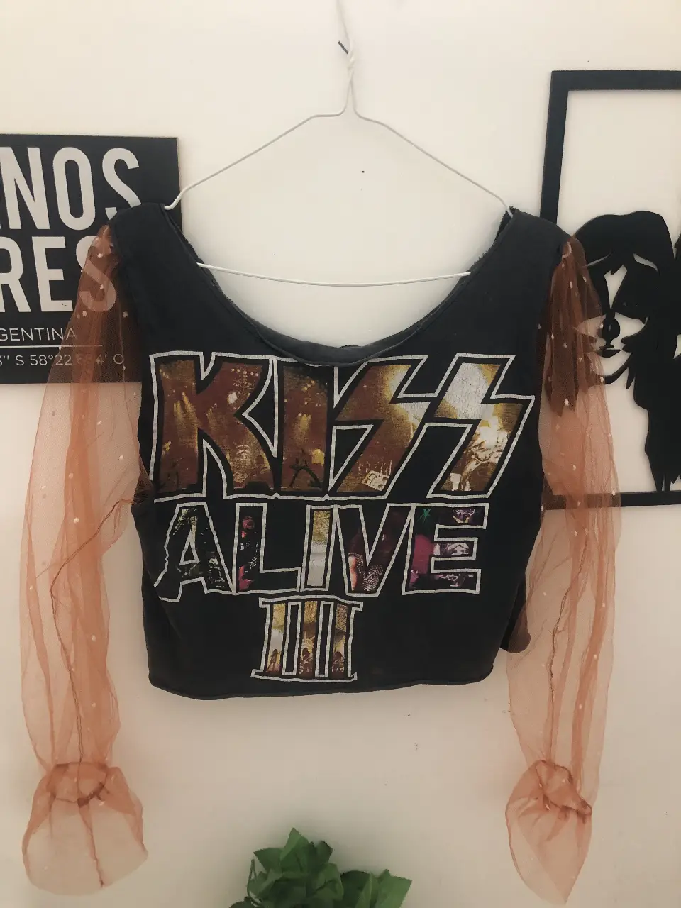 Remera crop top intervenida de Kiss Alive III con mangas de tul naranja. Ideal para un look rocker y vintage.