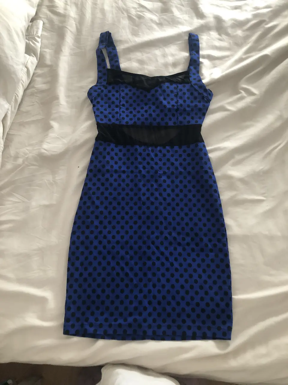 Vestido estilo Pinup mini azul con lunares negros, detalles de encaje y espalda descubierta. Ideal para fiestas y salidas.