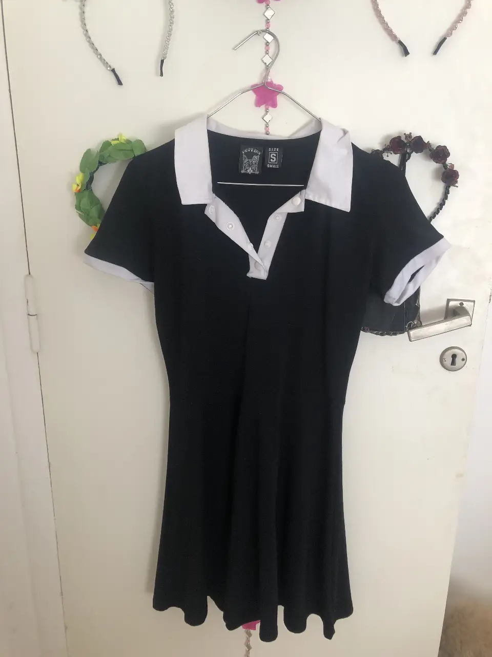 Vestido negro estilo “Merlina” con cuello blanco y detalles blancos en las mangas. Ideal para un look colegial o casual.
