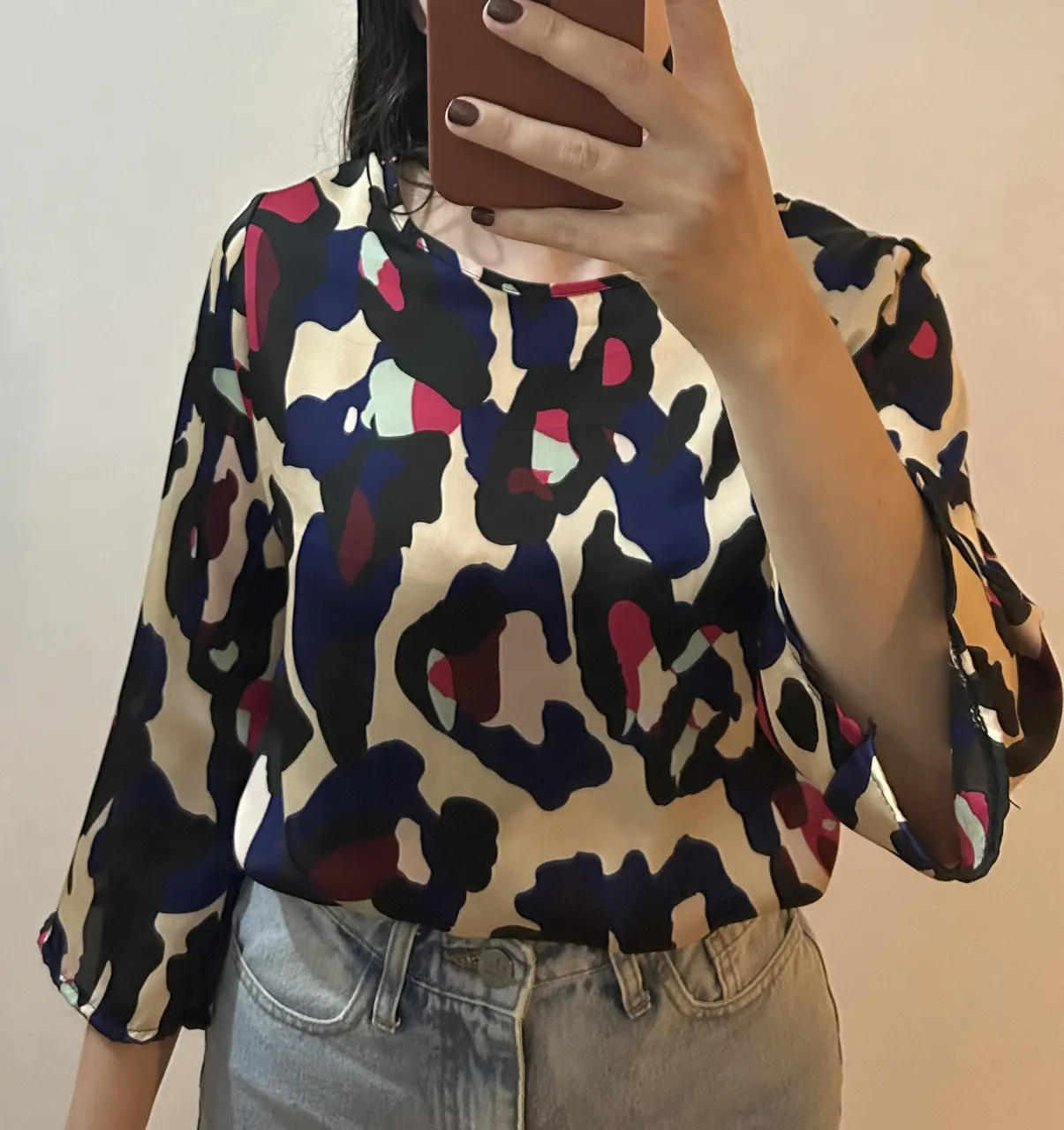 Blusa estampada con cuello redondo y mangas 3/4. La prenda tiene un elástico en la cintura que permite acortarla a la altura que prefieras.