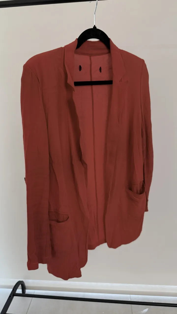 Blazer liviano de creoe color rojo, es de corte clásico con solapas, bolsillos frontales y mangas largas.  tenemos el pantalon en conjunto. detalle, no tiene la etiqueta de la marca
medidas en publicación 