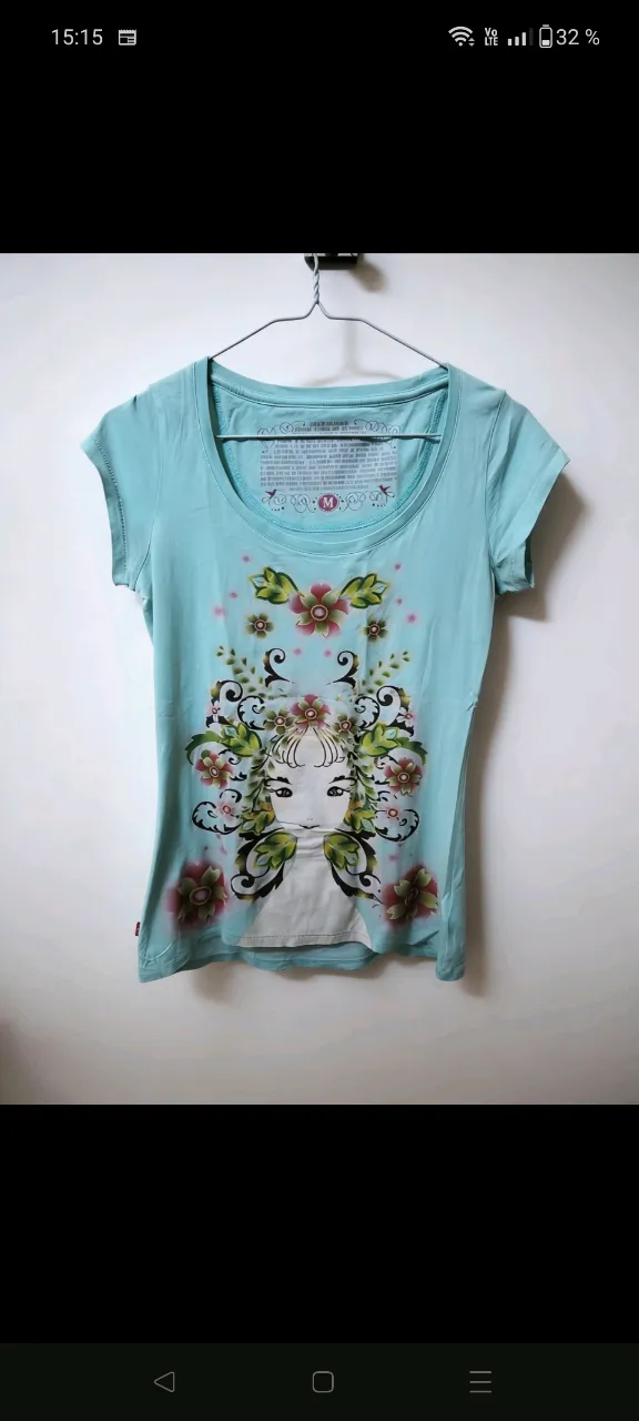 remera levi's turquesa edicion limitada. posee ilustraciones hechas en exclusiva por catalina estrada para levis. la ilustracion esta estampada. es 100% algodon peruano.