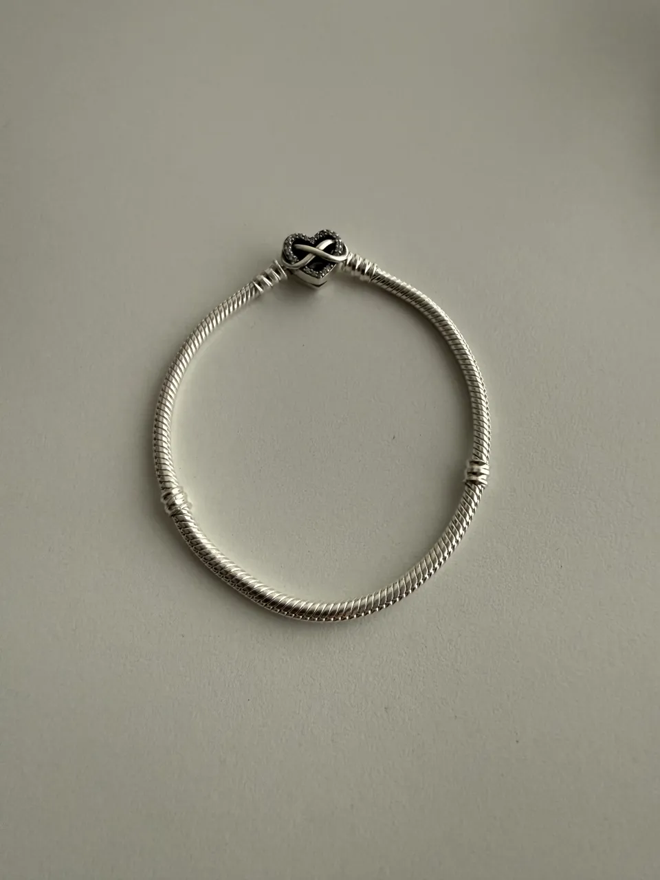 Pulsera de plata 925 con dije de corazón grabado "Family forever and Always". Ideal para regalar o para sumar a tu colección de dijes.