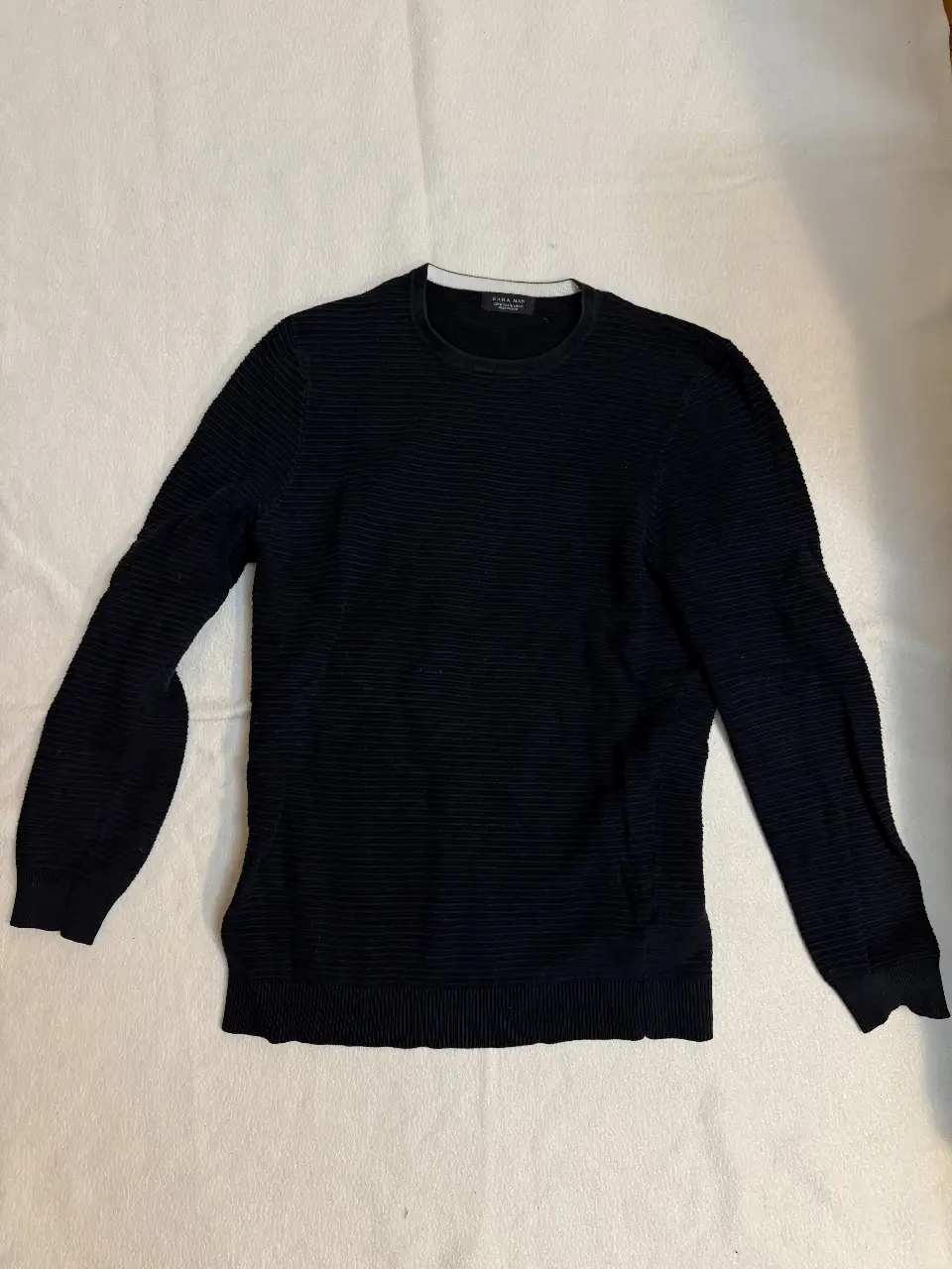 Sweater de hombre negro de la marca Zara Man, con diseño acanalado. Ideal para un look casual y abrigado. tiene un desgaste natural, es talle m pero ajustado con lo cual ideal para un S. Tiene su uso, se puede lavar con skip para recuperar mejor el negro y queda excelente 