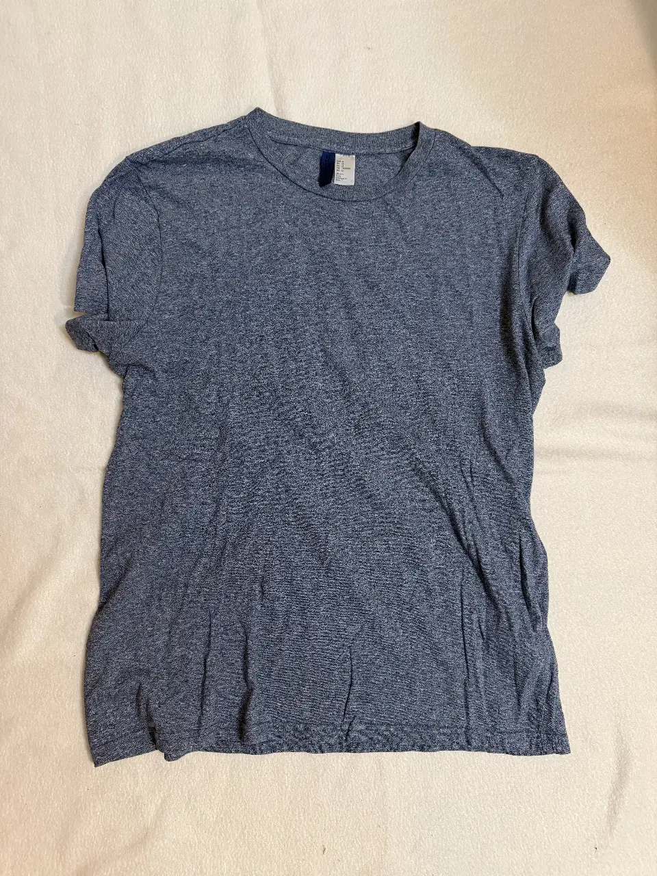 Remera de hombre, de color azul, de manga corta, con cuello redondo. Ideal para un look casual y cómodo.