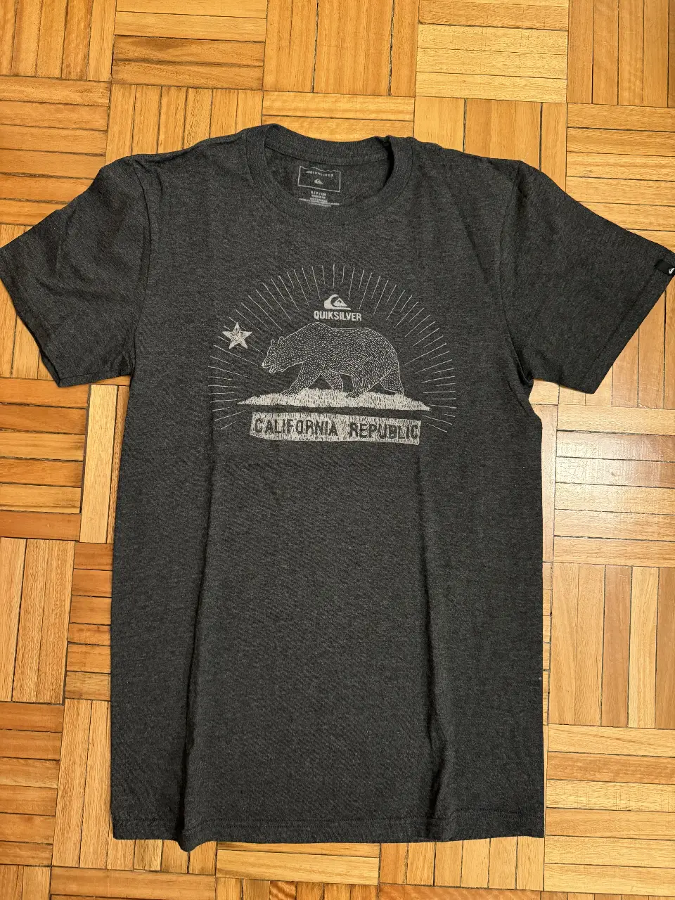 Remera de hombre Quiksilver con estampado "California Republic". Ideal para un look casual y relajado. Confeccionada en algodón suave y cómodo.