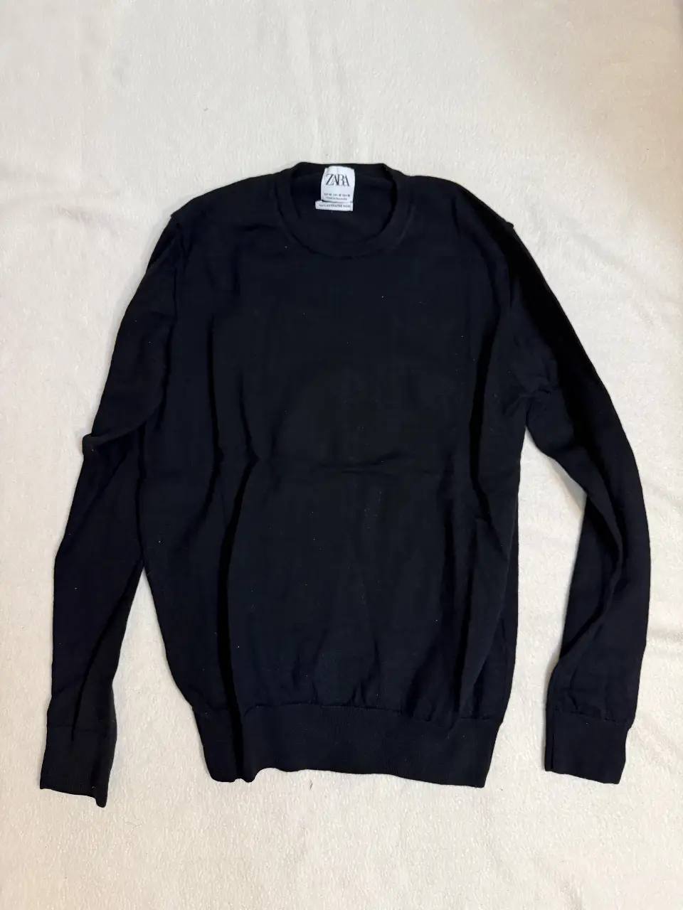 Sweater negro de hombre, de la marca Zara. Ideal para un look casual y abrigado. Sin uso, solo un lavado.