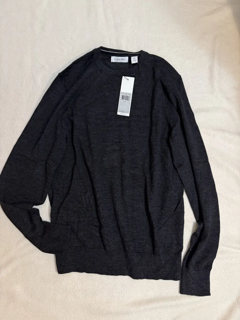 Sweater Calvin Klein de hombre, color gris oscuro, talle S/P. Ideal para un look casual y abrigado.