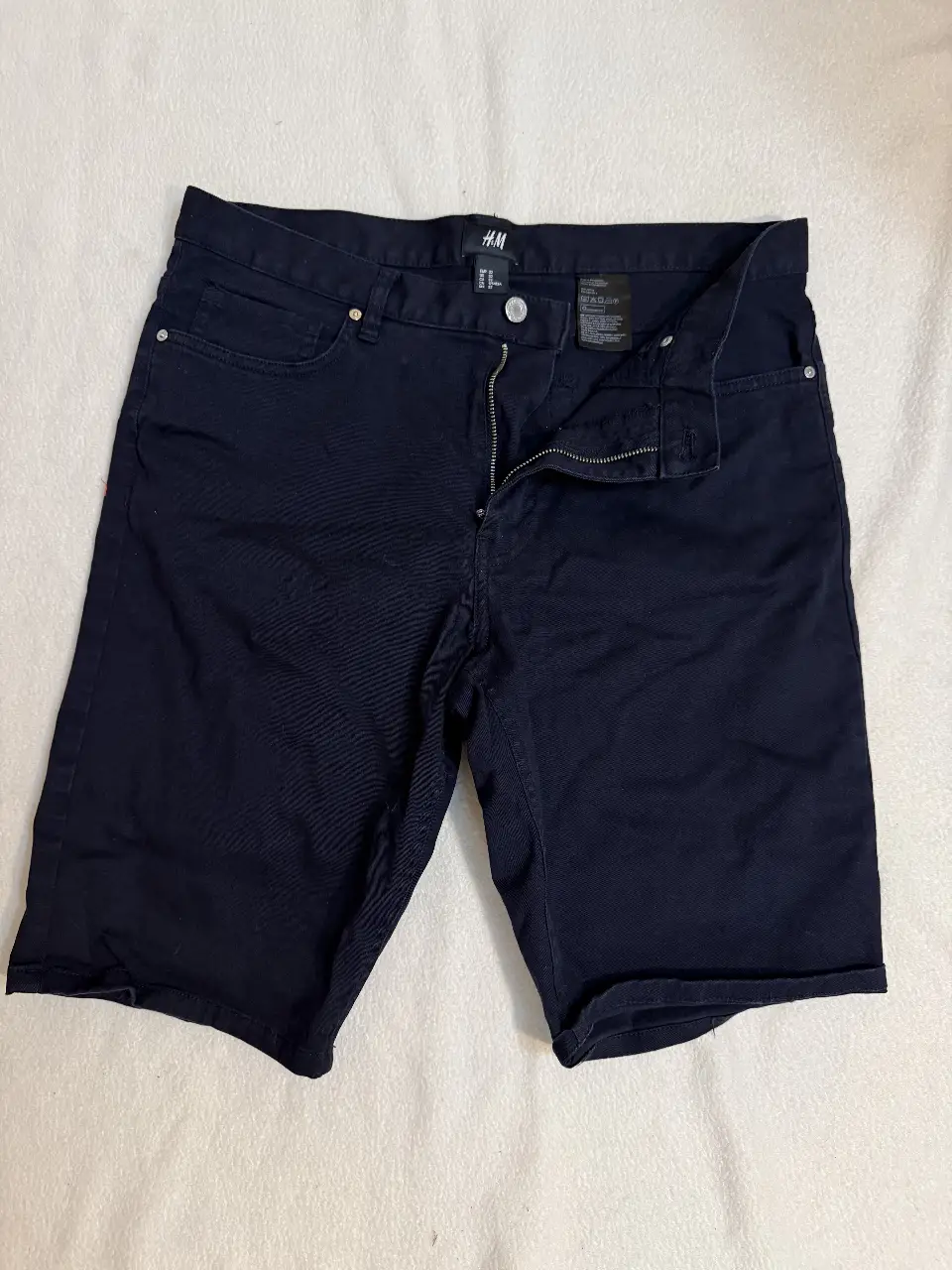 Short de jean azul oscuro de hombre, ideal para un look casual y cómodo. Perfecto para el verano.
