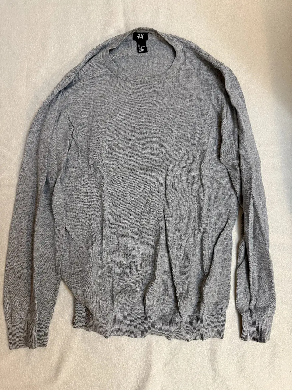 Sweater gris de hombre, de cuello redondo, ideal para un look casual y cómodo. Perfecto para usar en otoño/invierno.