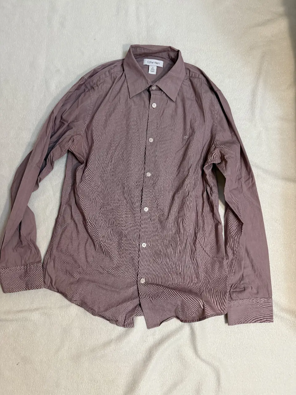 Camisa de hombre Calvin Klein a rayas en tono marrón. Ideal para un look casual o de trabajo. Talle S. Un solo uso, le erre de talle