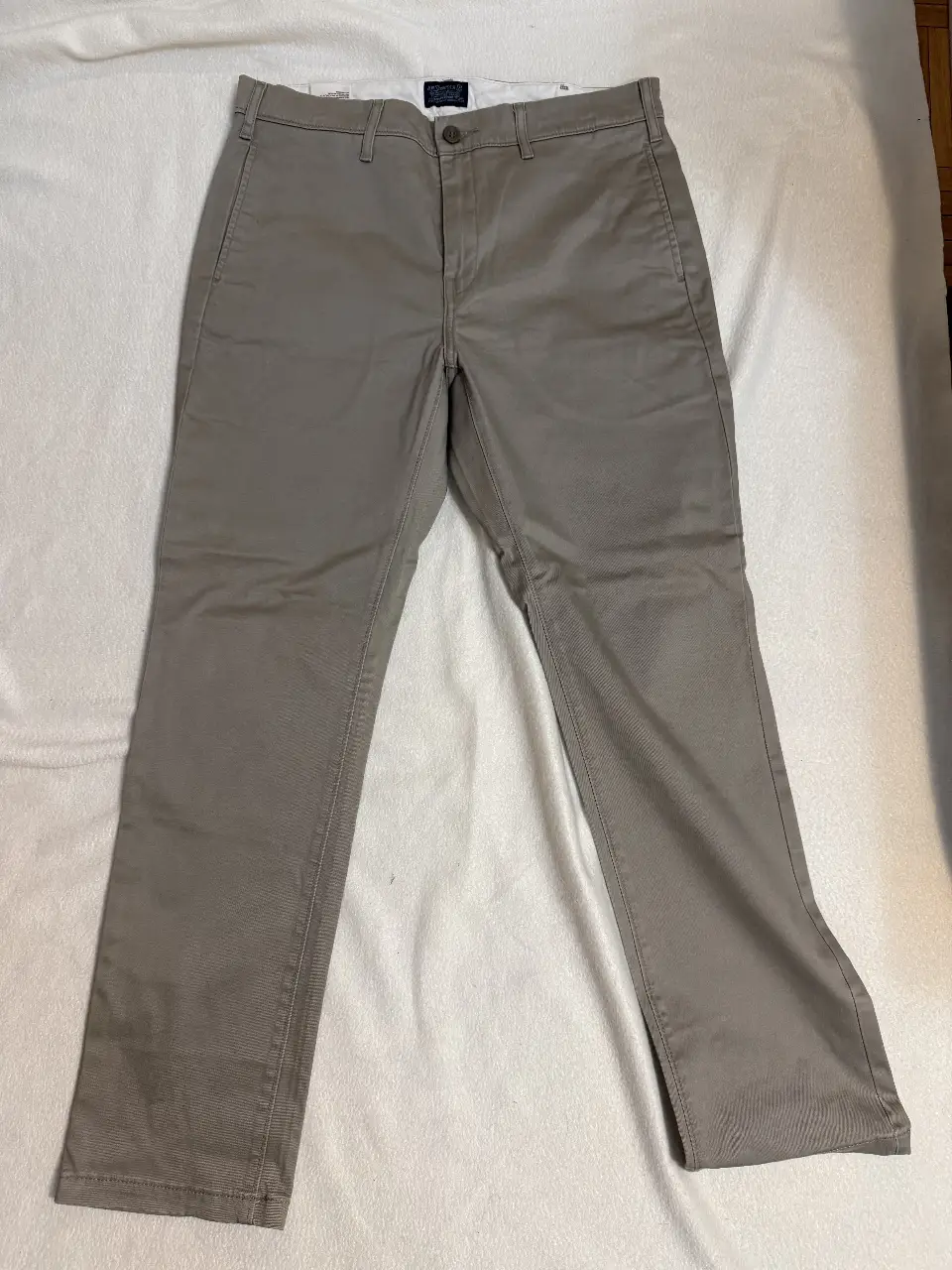 Pantalón chino de hombre, color gris, corte recto, ideal para un look casual y versátil. Confeccionado en gabardina, perfecto para el día a día.