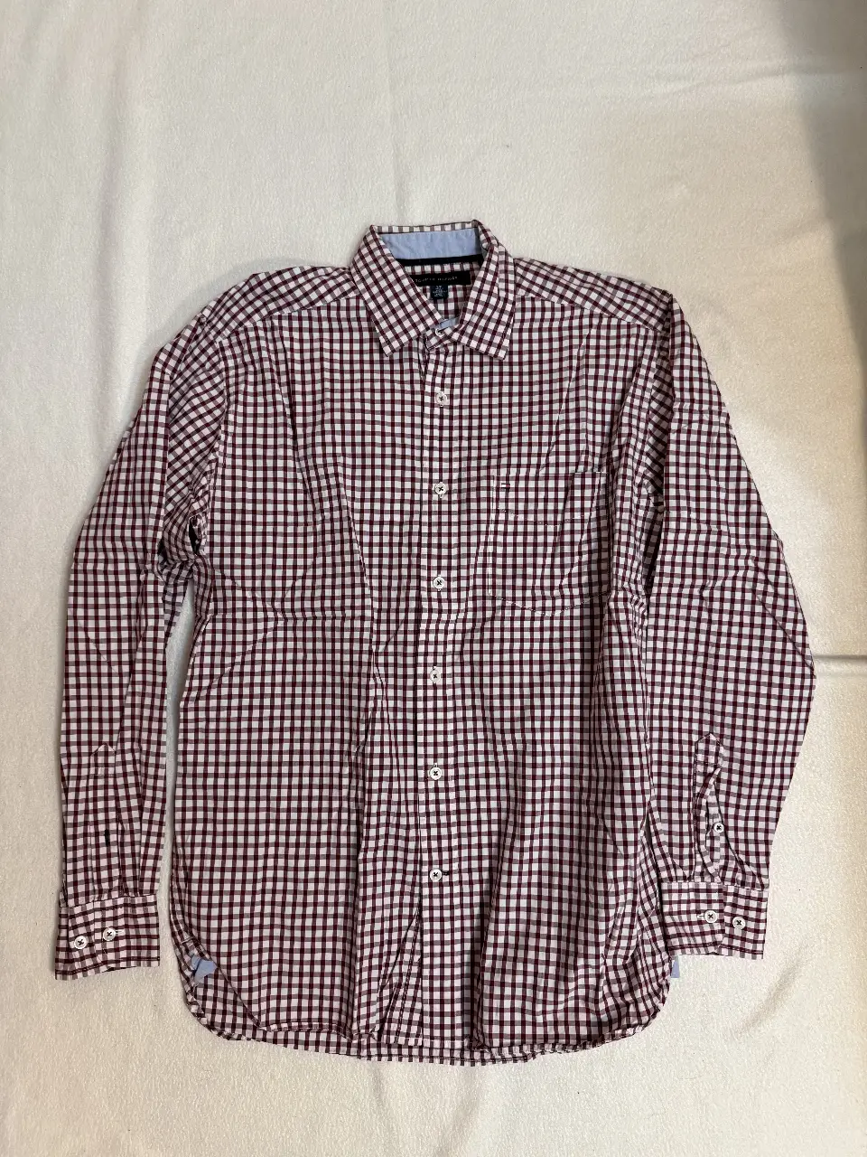 Camisa a cuadros para hombre, de manga larga, con cuello y bolsillo en el pecho. Ideal para un look casual y moderno.