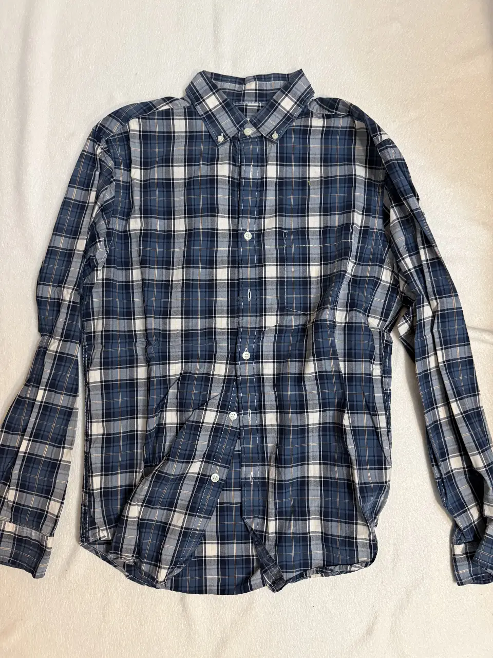 Camisa a cuadros azul y blanca de hombre, manga larga, ideal para un look casual y versátil. Confeccionada en algodón, perfecta para usar en cualquier ocasión.