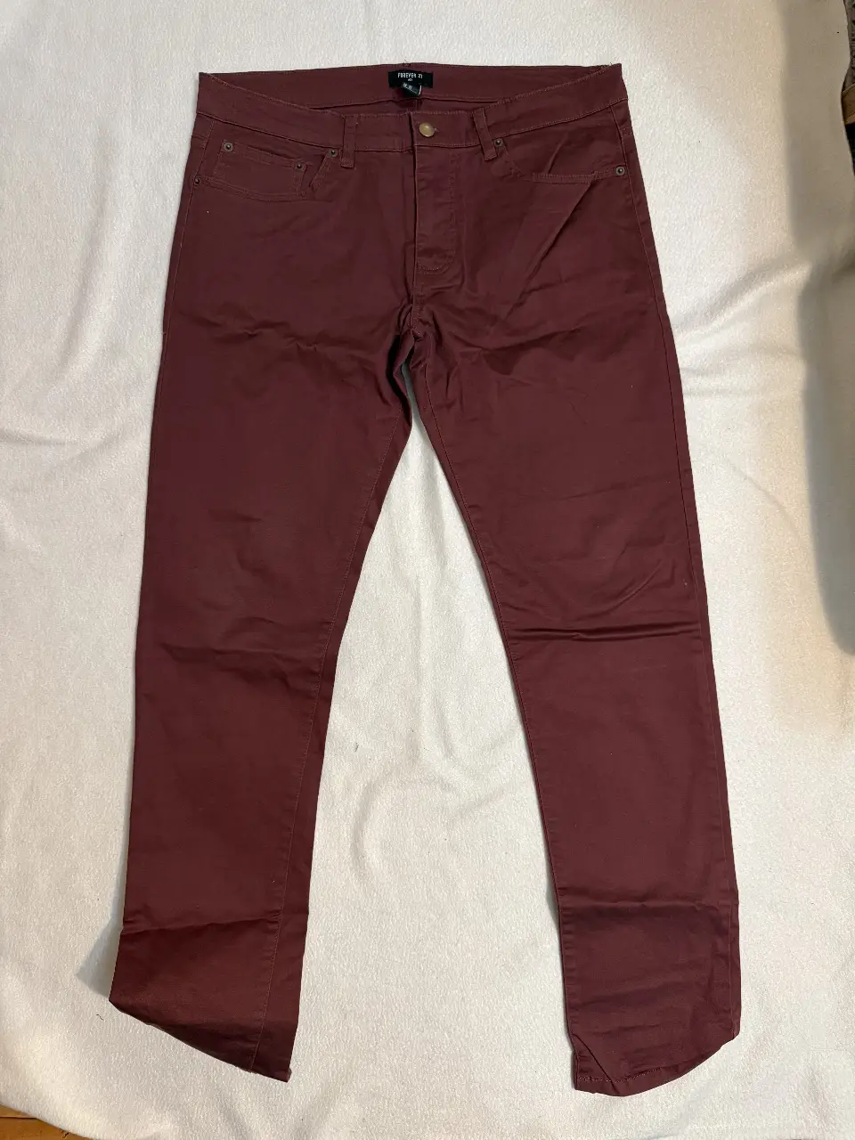 Pantalón chino de hombre, color borgoña, de la marca Forever 21. Corte recto, ideal para un look casual y versátil.