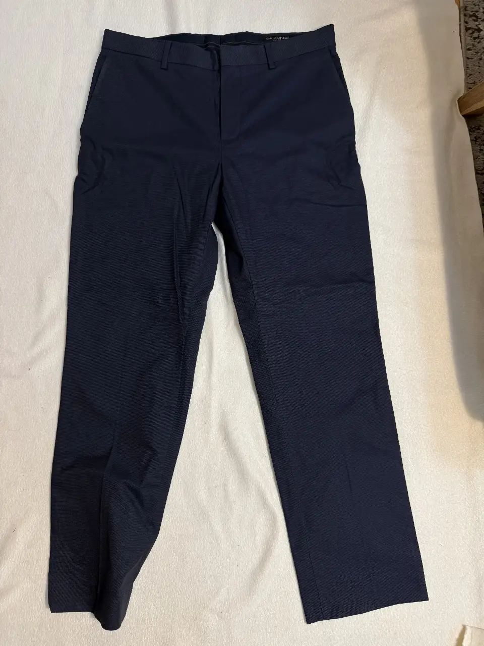 Pantalón sastrero de hombre, color azul marino, de la marca Banana Republic. Corte recto, ideal para un look formal o de trabajo.