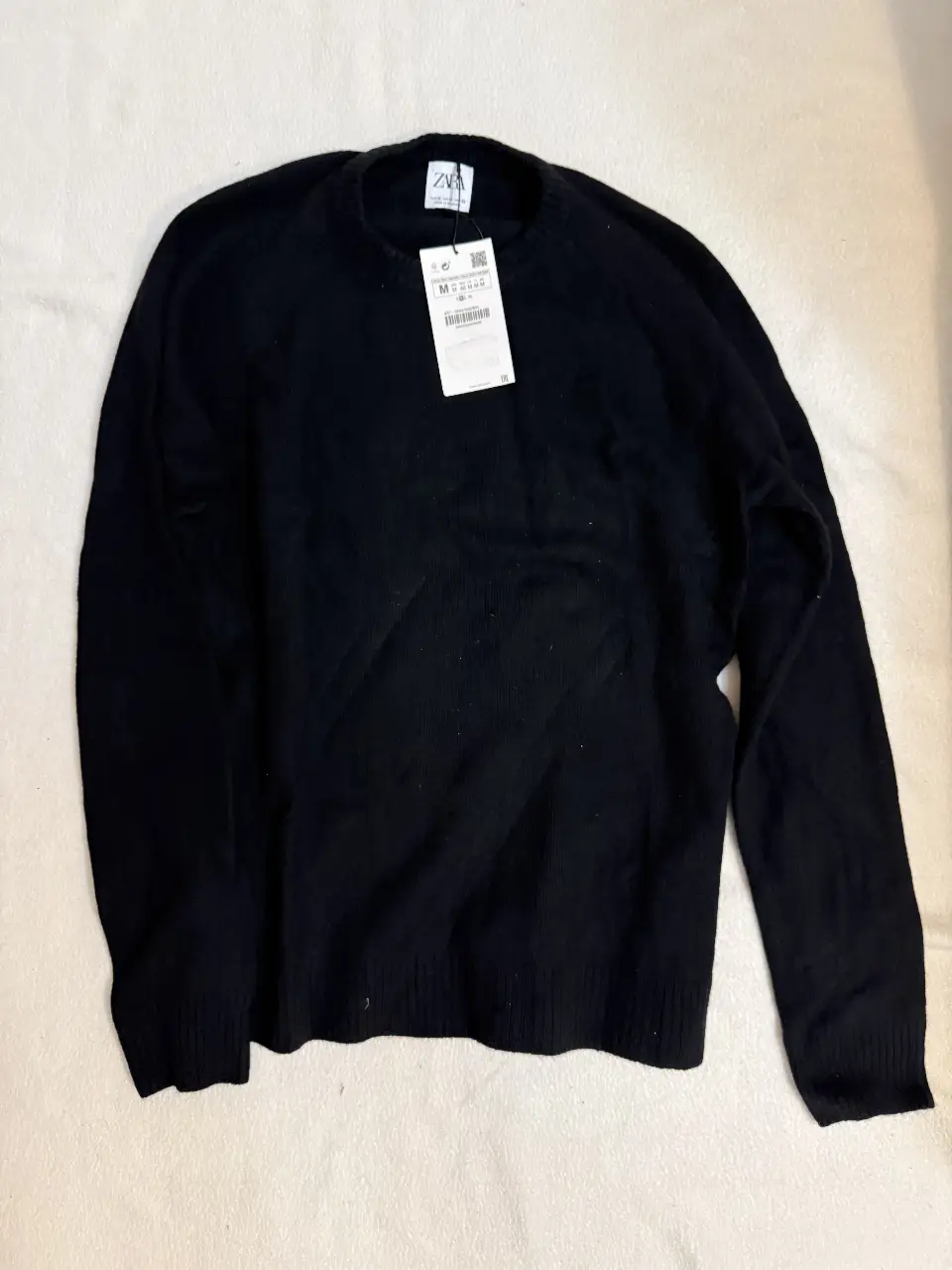 Sweater negro de hombre, de cuello redondo, de la marca Zara. Talle M. Ideal para un look casual y abrigado. pura lana