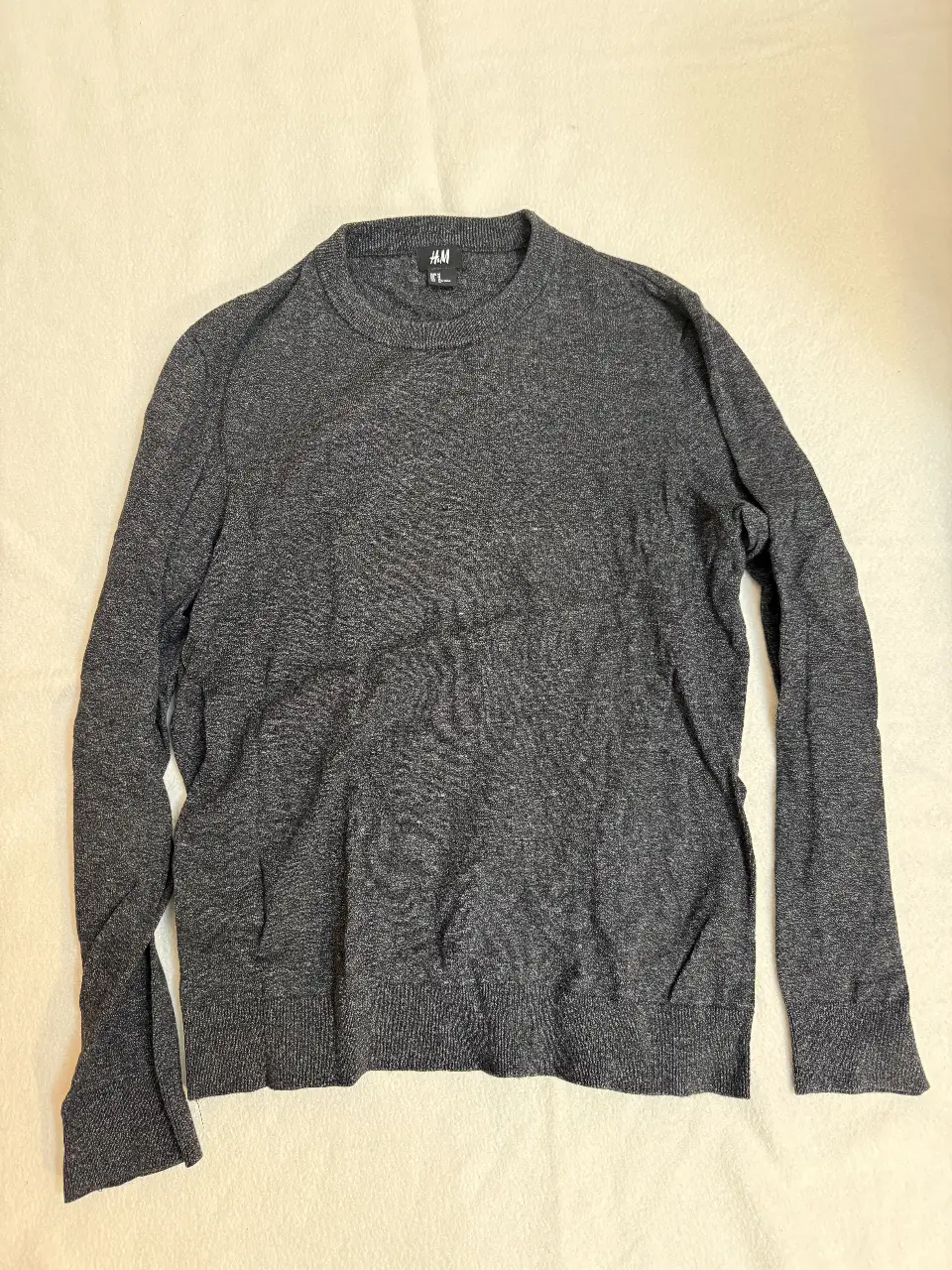 Sweater de hombre de cuello redondo, color gris. Ideal para un look casual y abrigado. Usado no más de 4 veces.