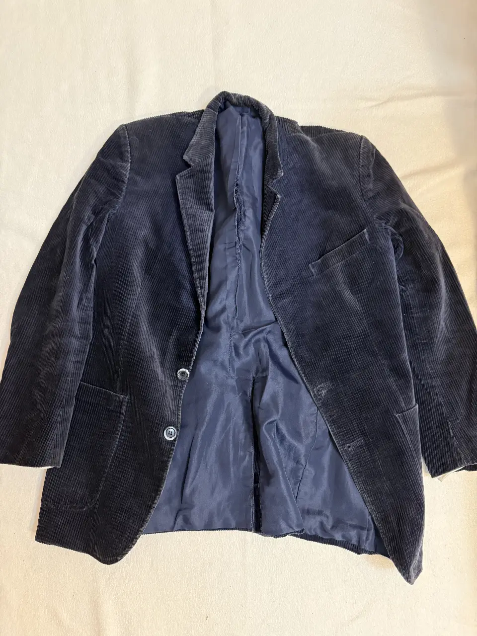 Elegante blazer de hombre en corderoy azul oscuro, ideal para un look sofisticado y abrigado. Perfecto para ocasiones formales o para darle un toque de distinción a tu outfit casual. Hace falta coser el forro del interior. Marca Brummell