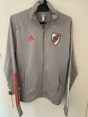 Buzo adidas · Talle S