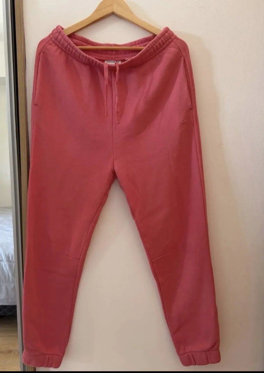 Pantalón de algodón color rosa con cordón ajustable en la cintura y logo bordado de la marca en el lateral.