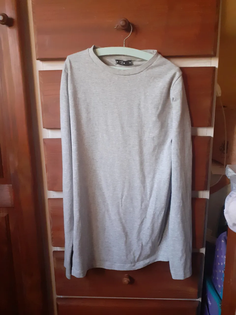 Remera gris TEX talle 14 de manga larga con cuello redondo.