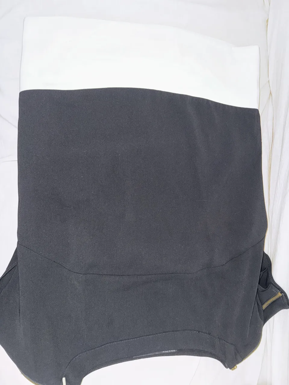 Remera de manga corta con cuello redondo y detalle de cierre en los hombros. Diseño bicolor en negro y blanco. Marca Zara 