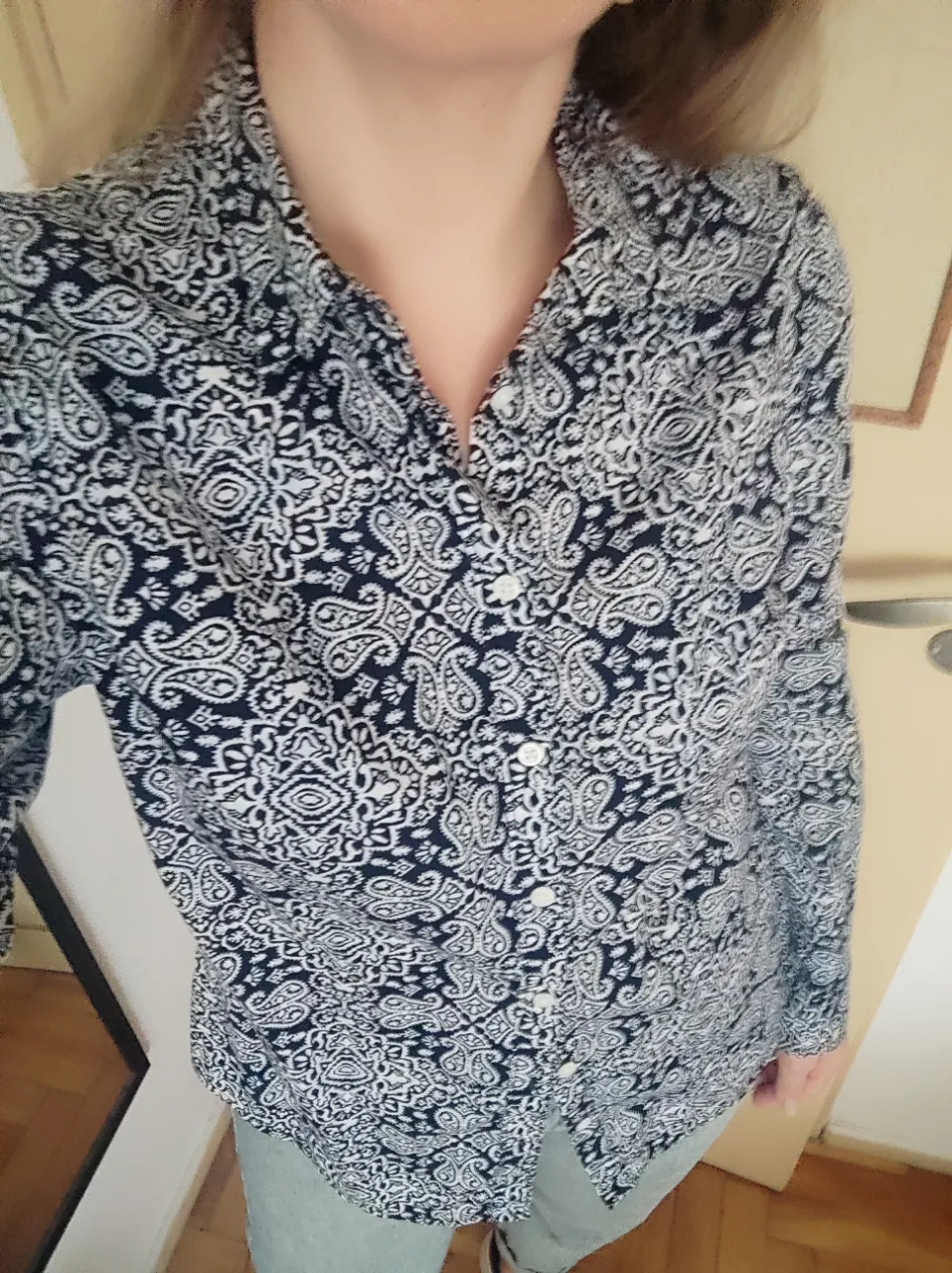 Camisa estampada con diseño paisley en azul y blanco. Es apenas elastizada, lo que hace que sea entallada en la cintura y de linda forma. Muy linda calidad, casa vez que la use me dijeron "que linda camisa". Ya no visto tan formal para el trabajo por eso la dejo ir. Es manga larga, cuello clásico y botones al frente. Ideal para un look casual o semi-formal.