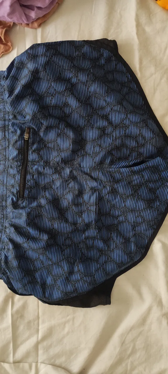 Shorts deportivos marca Nike. ideales para running, fútbol o gym. Tiene una tecnologia muy cómoda, cordón para ajustar, bolsillo peaueño para llaves, auriculares, etc y una especie de bombacha interna para evitar que se vea tu ropa interior si estás estirando o en una posición muy expuesta. Los use bastante pero son de excelente calidad, dejé de hacer deporte pero son muy cómodos.