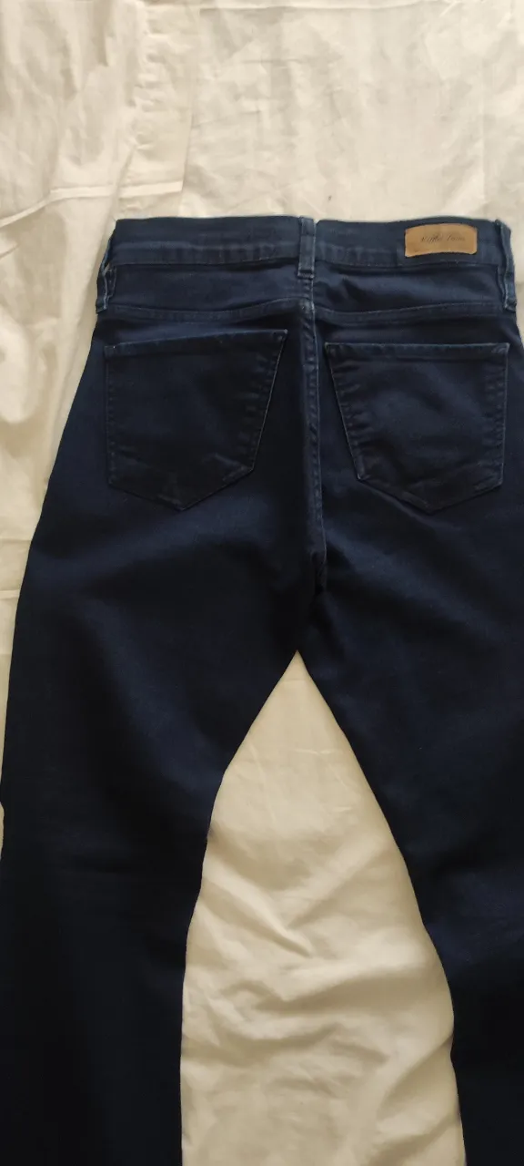Jeans marca Rifle elastizado tiro alto estilo Oxford, color azul oscuro. Tienen poco uso, son super cómodos pero me quedan un poco largos (mido 1.60) y ya no uso taco. Perfectos para un look canchero y moderno, ideales para combinar con plataformas o botas. Son súper cómodos y versátiles. Son para un talle 32/42 aprox.