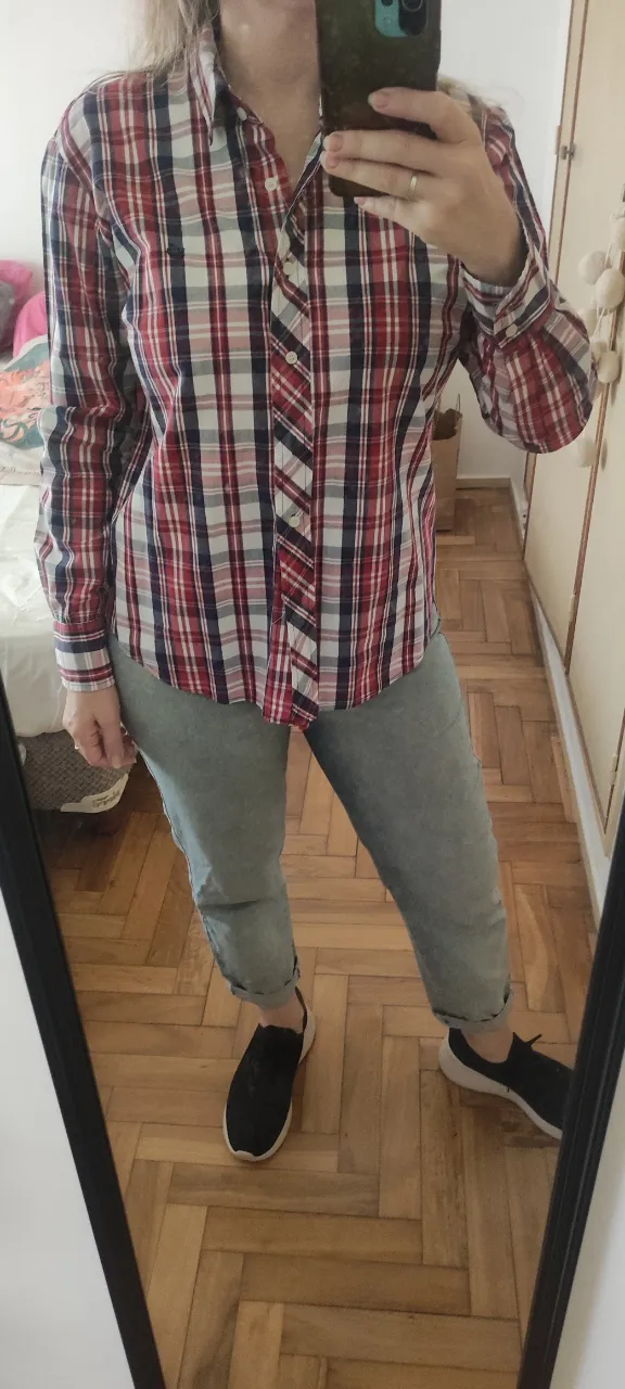 Camisa a cuadros de manga larga, marca Kevingston mujer. Yo suelo usar talle M o L, en perfecto estado, la use muy poco. es Ideal para un look casual y cómodo. Perfecta para combinar con jeans o pantalones de vestir.