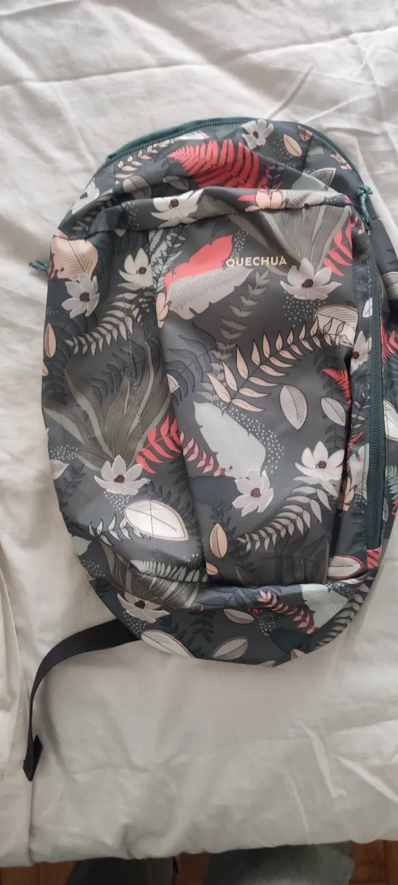 Mochila Quechua NUEVA de 10 litros, con estampa floral súper linda y original. Me la regalaron, nunca la usé, tengo otra igual pero lisa y LA AMO. Es deal para llevar lo esencial y no estar cargada. Entra un termo de un litro, la ropa del gym, la agenda, etc. Tiene varios compartimentos para organizar todo.