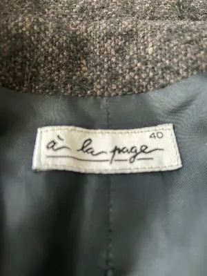 A la page