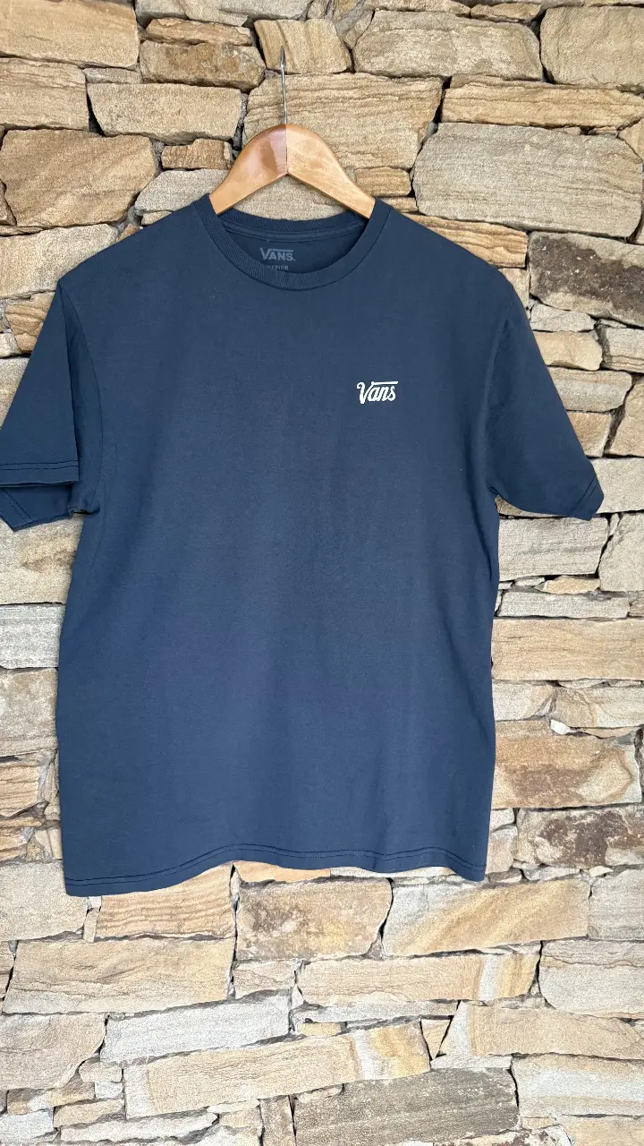 Remera de hombre Vans, color azul marino, con logo blanco en el pecho. Talle M. Ideal para un look casual y cómodo.