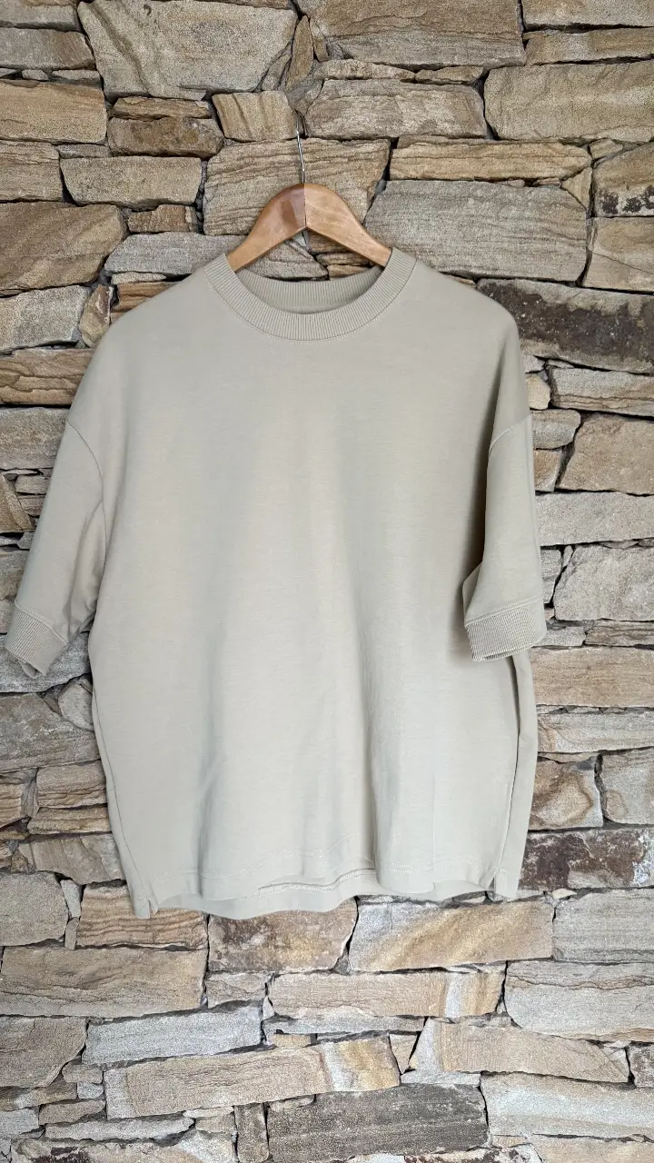 Remera de manga corta para mujer, color crudo, de la marca Zara. Ideal para un look casual y cómodo.