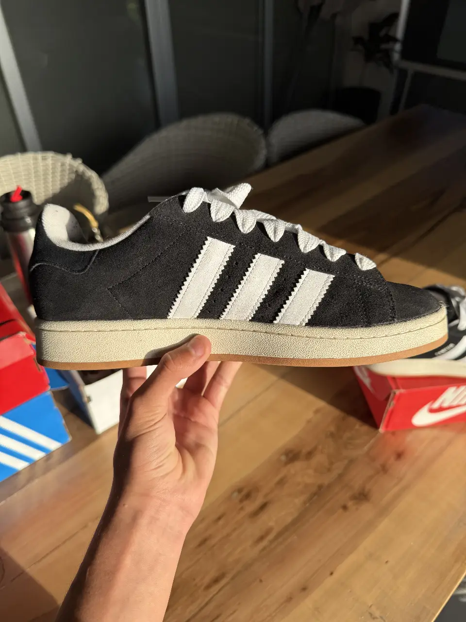 Zapatillas Adidas Campus negras con las tres tiras blancas. Un clásico de Adidas, ideales para un look casual y urbano.