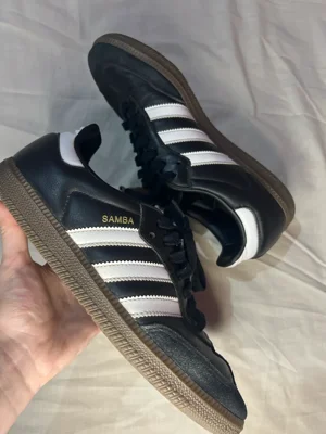 adidas · Talle AR 39