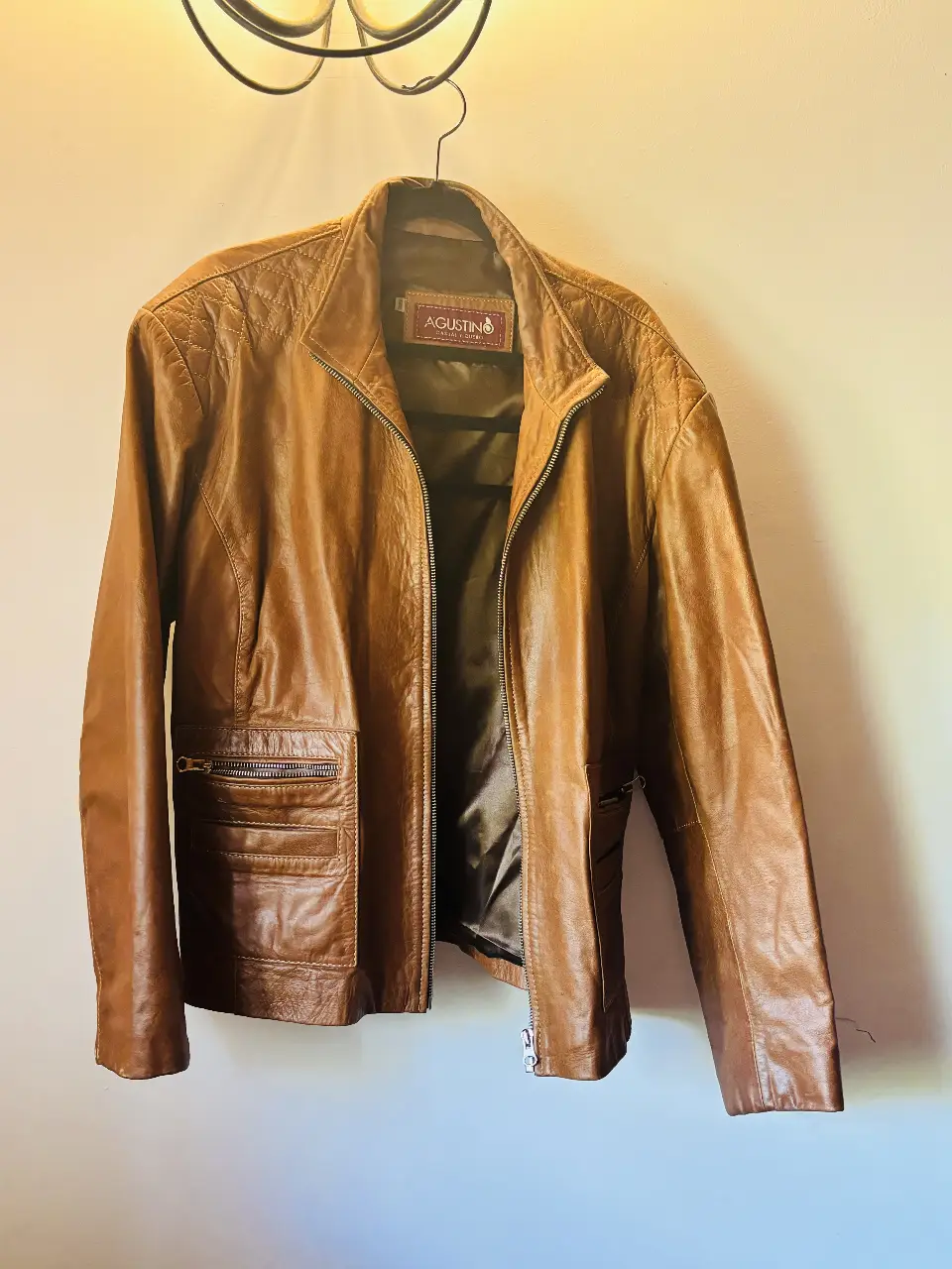 Campera de cuero marrón para mujer , estilo biker, con cierre y bolsillos con cremallera. Ideal para un look casual y canchero.