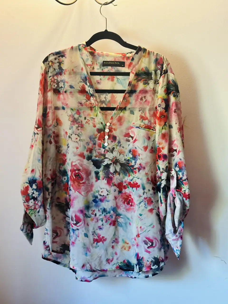 Blusa de mujer con estampado floral, ideal para un look casual y fresco. Confeccionada en tela ligera y fluida, perfecta para la temporada primavera/verano. Diseño con cuello en V y mangas largas.