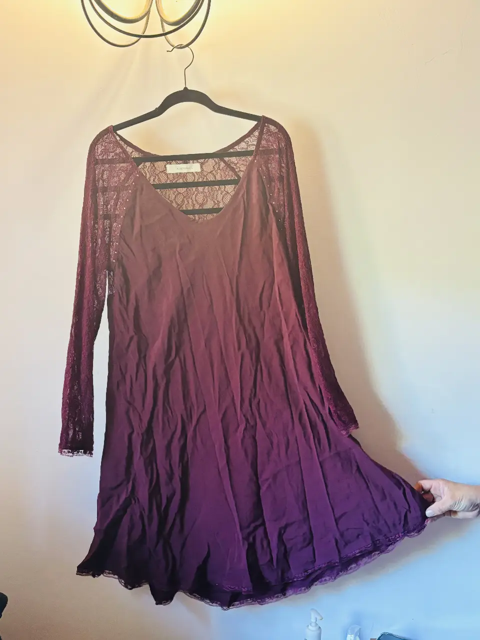 Vestido cortó para usar con calza , color borgoña con mangas largas de encaje. Sport y canchero para un look de noche 