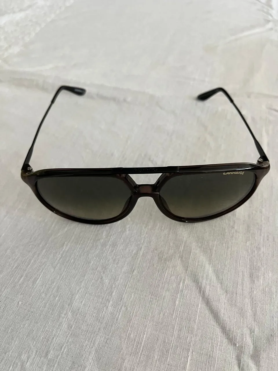 Anteojos de sol marca Carrera, modelo 85/S, con estuche.