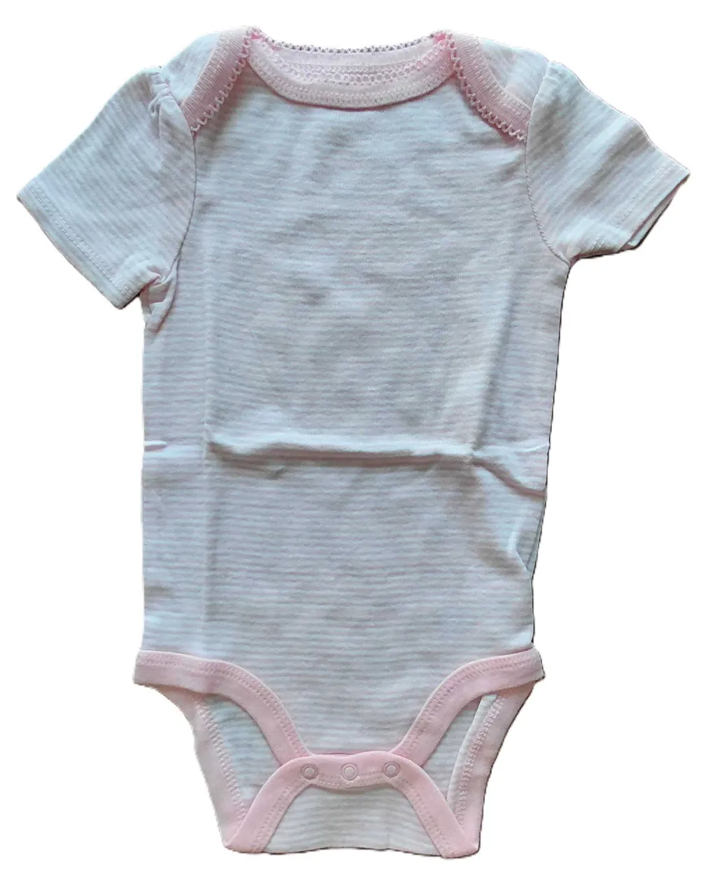 Body de bebé a rayas finas rosas y blancas. Cuello redondo con detalle de puntilla rosa. Broches inferiores para abrochar.