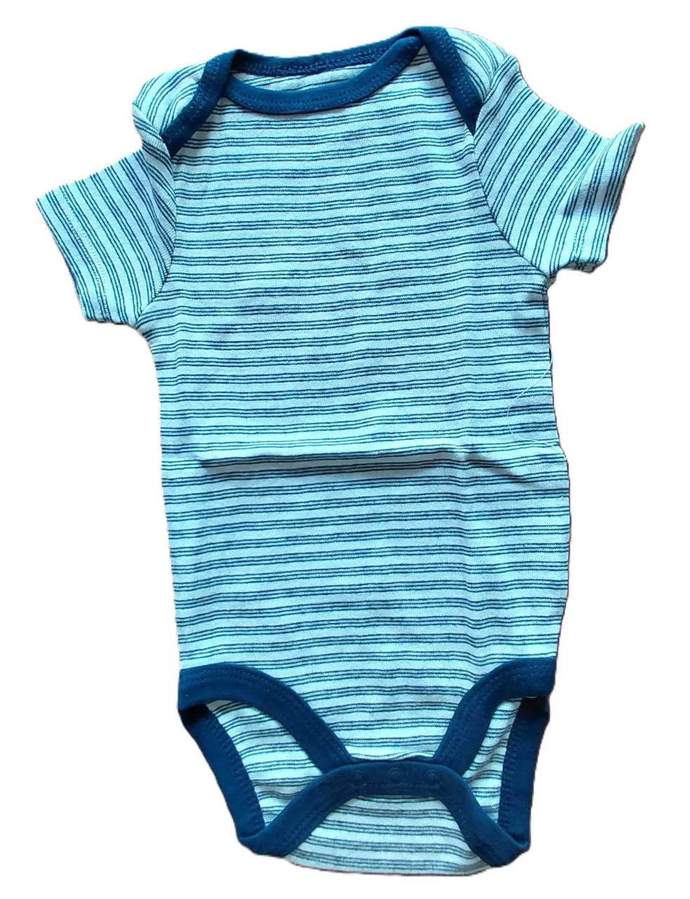 Body de bebé a rayas azules y blancas, con cuello y puños en azul marino.