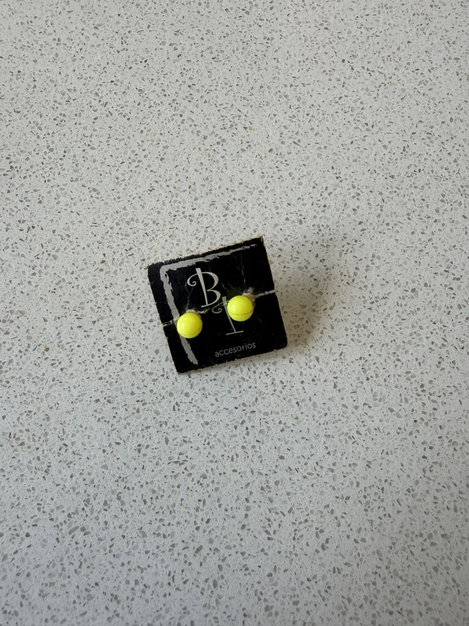 Aros tipo botón, súper delicados y con un color amarillo vibrante que le dará un toque de alegría a cualquier look. Ideales para el día a día o para complementar un outfit más arreglado. Son el accesorio perfecto para realzar tu estilo.