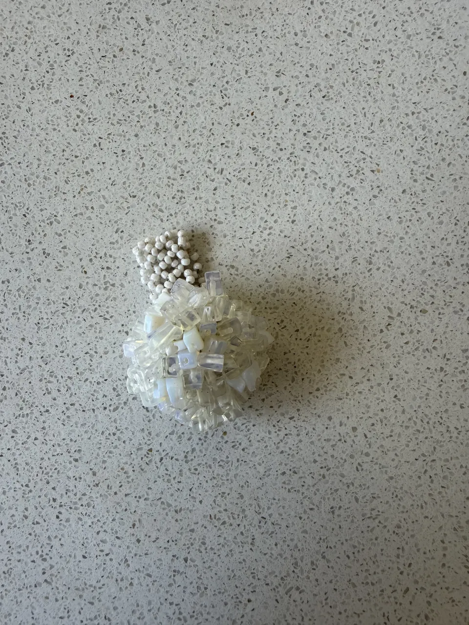 Anillo de fantasía hecho a mano con delicadas cuentas blancas y detalles transparentes. Un accesorio único y brillante, perfecto para darle un toque especial a tu look.
es grande si tenes dedos delgados se sale 